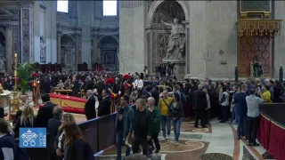 Migliaia di fedeli tributano l'ultimo saluto a Papa Francesco