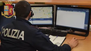 Finge di ordinare la pizza, ma chiama la Polizia e fa arrestare il compagno violento (AUDIO)