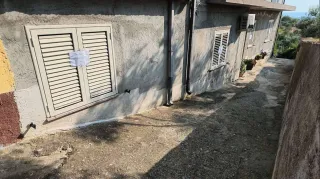 Uomo morto in casa a Stignano, la moglie indagata in stato di libertà