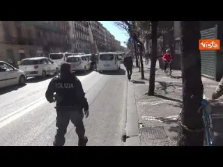 Tassisti bloccano il Corso Umberto a Napoli: "Non ci fermeremo finchè non avremo sussidi"