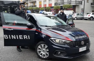 Spara contro una finestra nel centro storico di Cosenza: arrestato 59enne