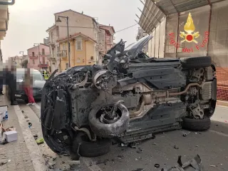 Suv si ribalta con a bordo una donna e due bimbe: grave la conducente