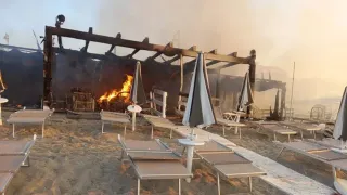 A fuoco lido balneare nel Reggino: distrutta la struttura