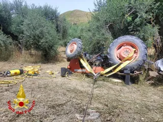 Si ribalta con il trattore nel Crotonese: morto un uomo di 74 anni