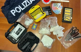 Avevano in casa droga, armi e contanti: mamma e due figli arrestati a Crotone