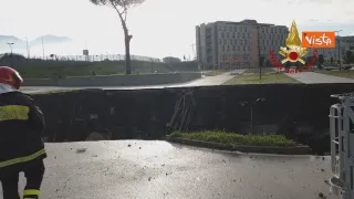 Napoli, si apre voragine nel parcheggio dell'ospedale del Mare: inghiottite diverse auto (VIDEO)