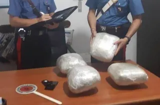 Diretto a Firenze con 4.5 kg di marijuana nel trolley, 26enne arrestato a Rosarno