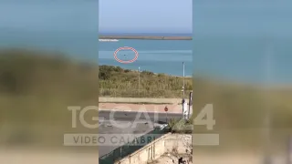 VIDEO | L'autunno? E' un proseguimento dell'estate: a Crotone temperature da spiaggia e delfini in porto