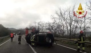 Incidente stradale nel Crotonese: il bilancio è di quattro feriti ed un morto