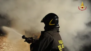 Pensionato sorpreso mentre appiccava un incendio nel catanzarese, arrestato