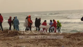 Naufragio nel crotonese, fermato un altro presunto scafista: riprese le ricerche in mare dei dispersi