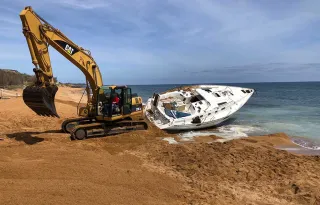 Avviata la rimozione dei relitti degli sbarchi arenati lungo le coste del Crotonese (Foto)