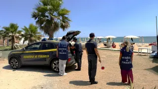 Litorale crotonese sotto controllo: verifiche della Guardia di Finanza su spiagge e filiera ittica