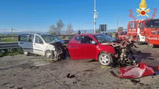 Scontro tra due auto sulla Ss 106. Morti due giovani, ferite altre 4 persone