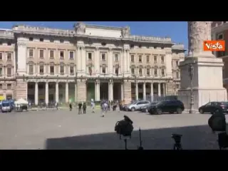 Tassisti in protesta provano a forzare i blocchi a Palazzo Chigi, fermati dalla Polizia