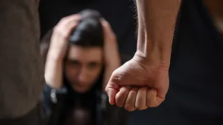 Picchia e minaccia di morte la fidanzata incinta: arrestato 38enne nel cosentino