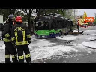 Autobus pieno di ragazzi in fiamme a Verona, tutti illesi