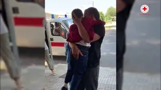Una storia a lieto fine: bimbo di 6 anni ritrova la mamma nel Cara di Sant'Anna (VIDEO)
