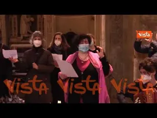 Il flash mob degli artisti del Coordinamento Spettacolo Lombardia nella chiesa di Santa Maria