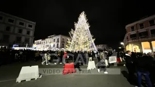 VIDEO | Crotone si unisce intorno all'albero di Natale in piazza Pitagora donato da Envi Group e Fenimprese