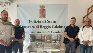 Viaggiavano sulla 106 con 15 chili di marijuana: arrestati a Bova Marina due messinesi