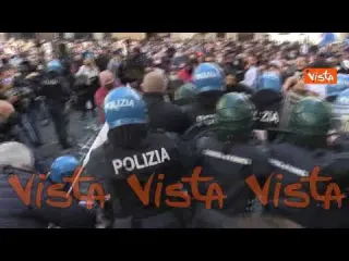 Tensione a Piazza Montecitorio, la polizia carica i manifestanti