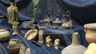 VIDEO | Crotone: restituiti a Italia, Perù ed Ecuador reperti archeologici recuperati nell'operazione "Achei"