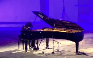 Il pianoforte di Giovanni Allevi ipnotizza Cirella: "La natura e le donne Salveranno il mondo"