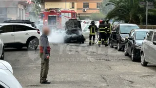 A fuoco auto: tempestivo intervento dei pompieri evita esplosione (VIDEO)