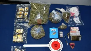 Arrestato 19enne a Reggio Calabria: nascondeva in casa 1,750 grammi di droga, armi e munizioni