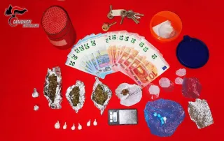 Sorpreso in un casolare con dosi di cocaina e marijuana: 59enne di Reggio ai domiciliari