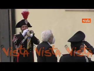 Il Presidente della Repubblica depone una corona sotto la lapide dell'on. Aldo Moro