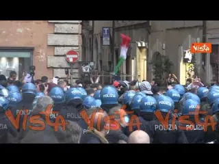 La protesta di “Io Apro” arriva dietro a Montecitorio. Tensione tra polizia e manifestanti