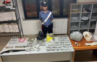 Isola Capo Rizzuto: arrestato 27enne trovato con un fucile a canne mozze, cocaina e marijuana