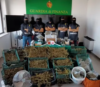 Crotone, laboratorio in casa per "lavorare" marijuana: arrestate due persone e sequestrati 40 kg di droga