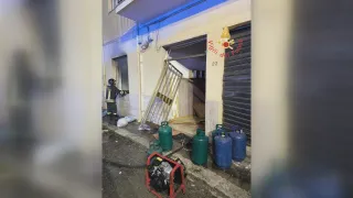 Esplode una bombola di gas in un palazzo: c'è un ferito