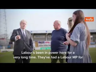 Boris Johnson gioca a calcio con i ragazzi della squadra giovanile di Hartlepool