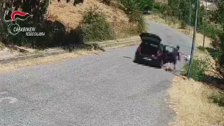 Lanciavano i rifiuti dalle auto in mezzo alla strada: quattro denunce nel Reggino