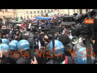 ”Libertà, libertà”, il grido dei manifestanti di “Io Apro” in piazza a Roma