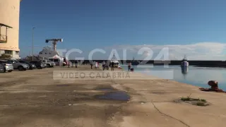 Sbarcati a Crotone 138 migranti: tra loro anche un neonato di appena 20 giorni