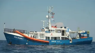 Migranti: sbarcate a Reggio 14 persone dalla Sea Punk 1