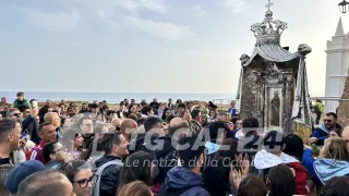 L'abbraccio dei crotonesi alla Madonna di Capocolonna