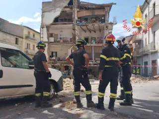 Crolla intera parete di un palazzo a Lamezia: non ci sono feriti (VIDEO + FOTO)