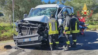 Scontro tra autobus e furgone sulla SP 120: tre feriti nel Catanzarese