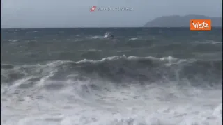 Sottufficiale annega per salvare due giovani a Milazzo, le operazioni in mare durante la tempesta (VIDEO)