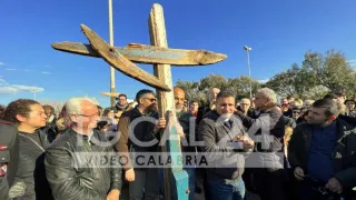 Via Crucis sulla spiaggia di Steccato di Cutro, mons. Panzetta: «Non vogliamo un’Europa col filo spinato»