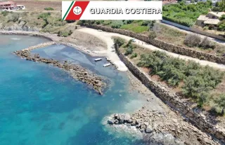 Guardia costiera ferma la costruzione di un porticciolo abusivo nell'Amp "Capo Rizzuto"