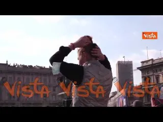 Negazionisti della pandemia in piazza Duomo, contestate misure e vaccinazioni anti-Covid
