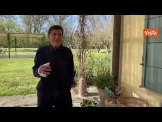 Gianni Morandi torna a casa dopo l'incidente alle mani, il video postato sui social