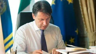 Coronavirus, firmato il nuovo Dpcm: stop a gite scolastiche, feste in casa con sei persone, locali chiusi alle 24